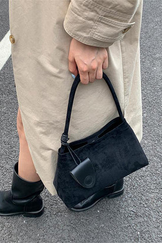 Classic Shoulder Bag with Sleek Design