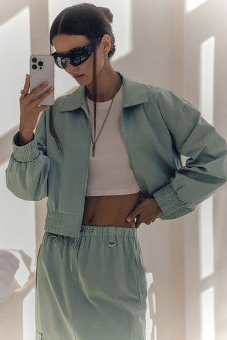 Stylish Zip-Up Cropped Jacket